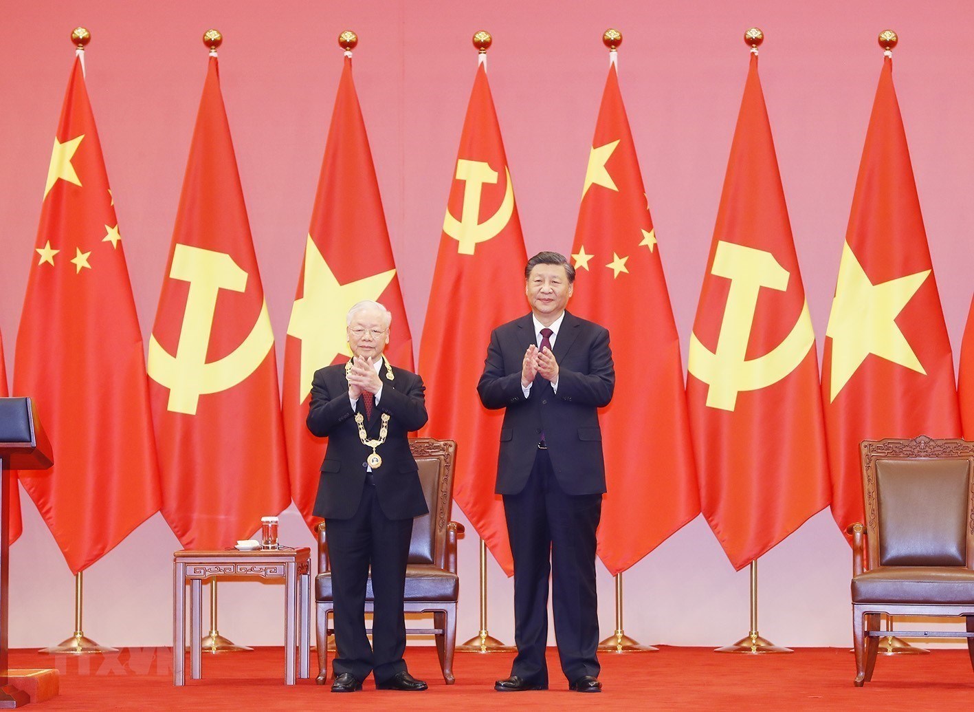 Le secrétaire général Nguyên Phu Trong reçoit l’Ordre de l’Amitié de la Chine