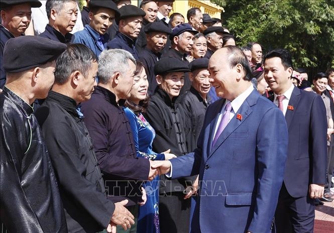 Le chef de l État rencontre des personnes modèles de la province de Hà Giang