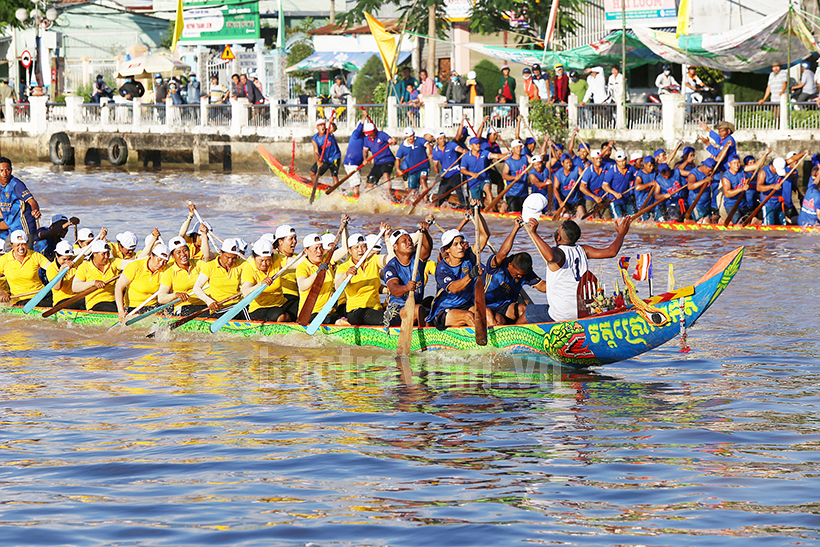 Ouverture de la course de Ghe Ngo à Tra Vinh