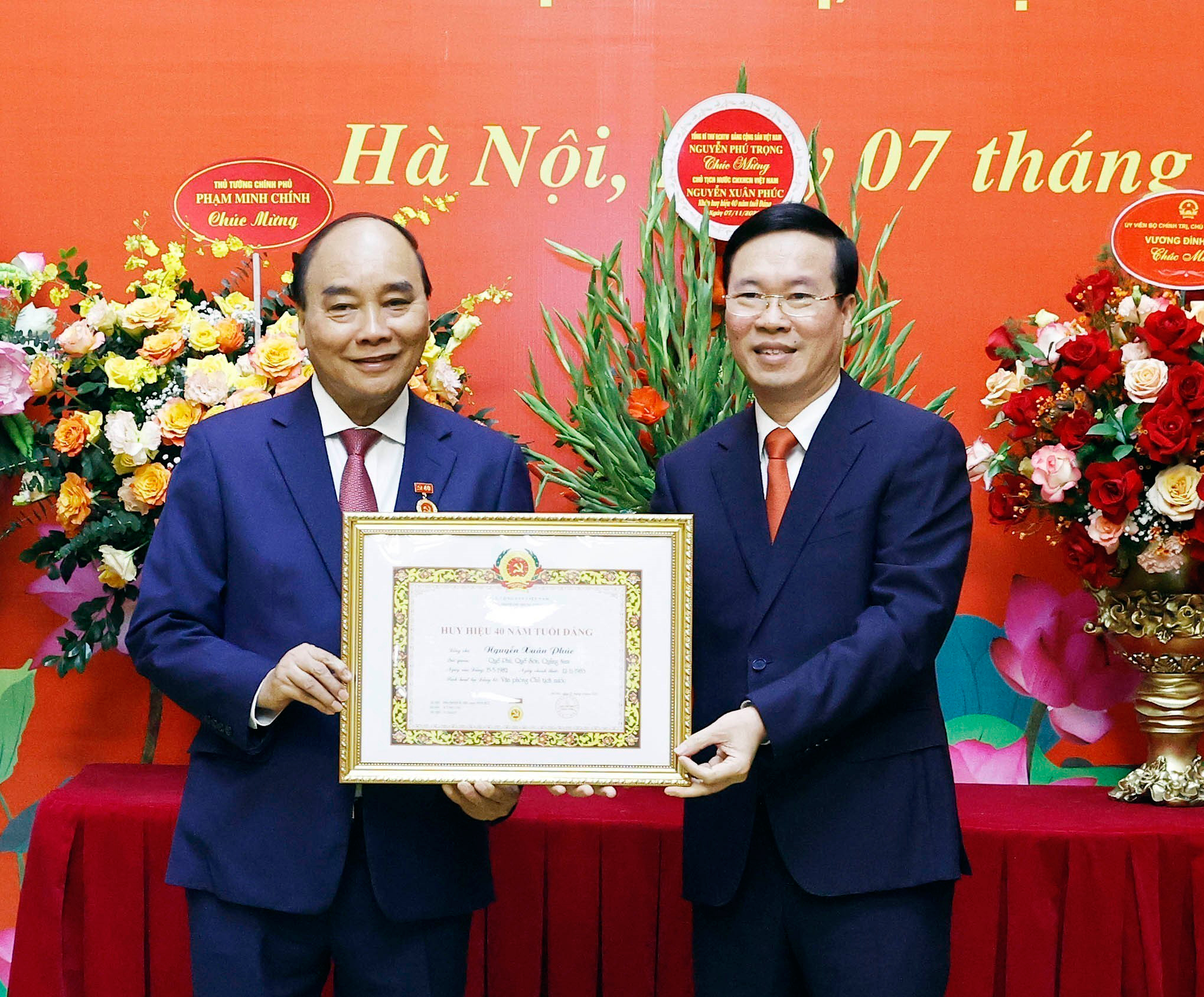 Remise de l’Insigne des “40 ans de membre du Parti” à Nguyen Xuan Phuc