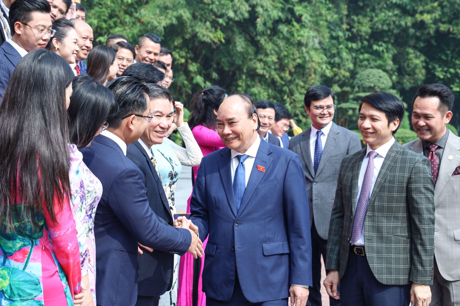 Le président Nguyen Xuan Phuc reçoit de jeunes entrepreneurs