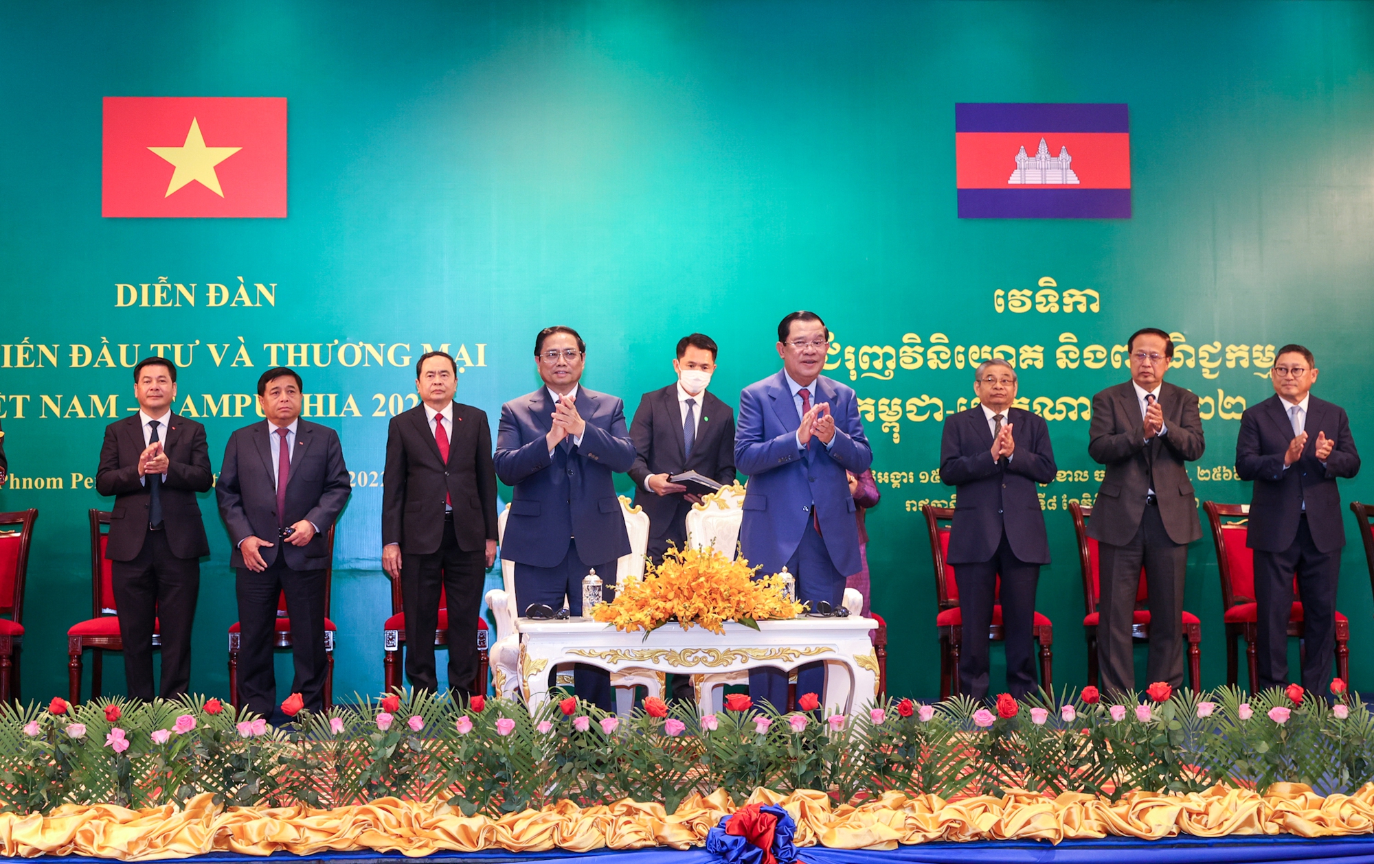 Les PM vietnamien et cambodgien à un forum sur la promotion du commerce et des investissements