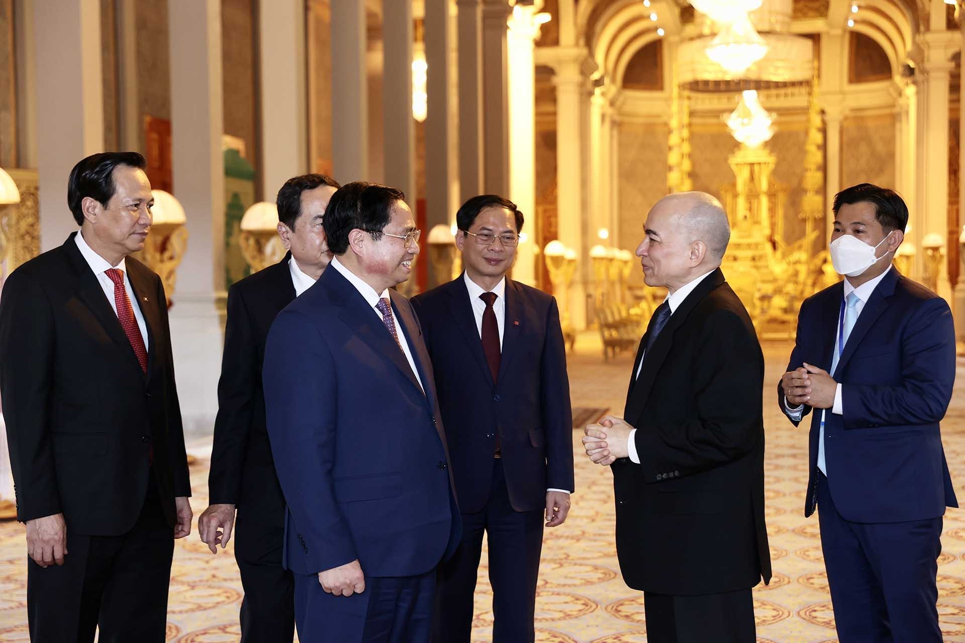 Le Premier ministre Pham Minh Chinh rend visite au roi du Cambodge