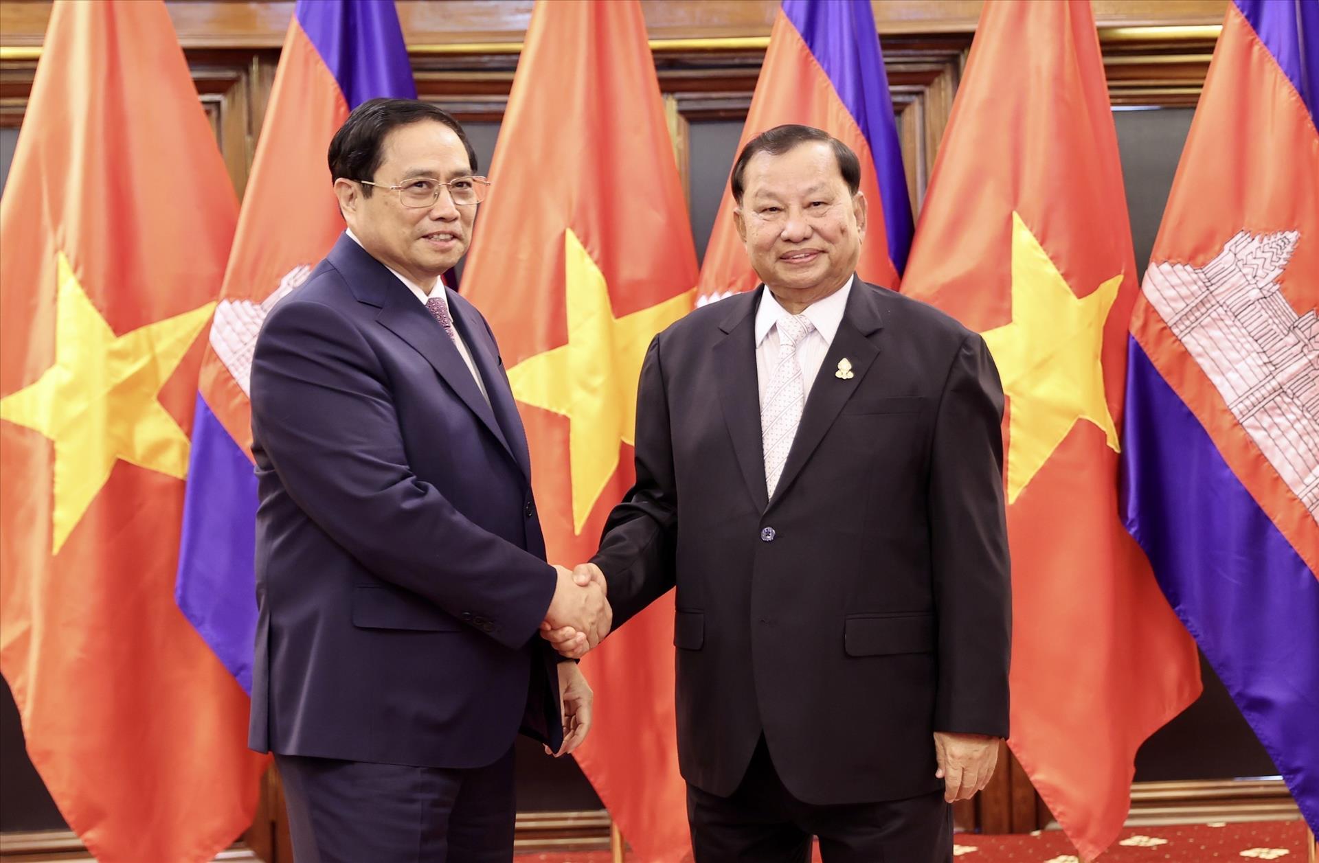 Rencontre entre le PM Pham Minh Chinh et le président du Sénat cambodgien Say Chhum
