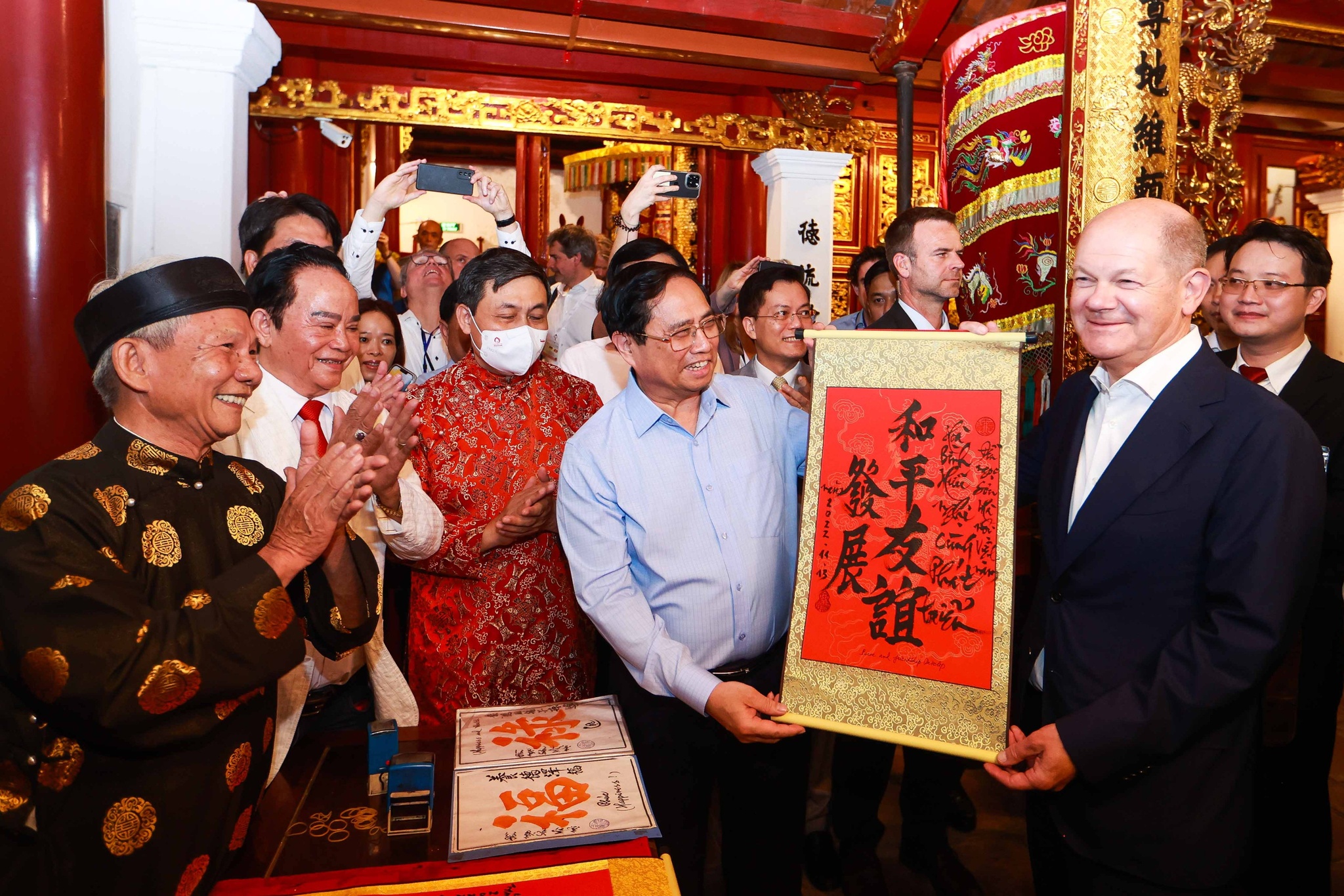 Le chancelier allemande et le Premier ministre font une promenade nocturne autour du lac Hoan Kiem