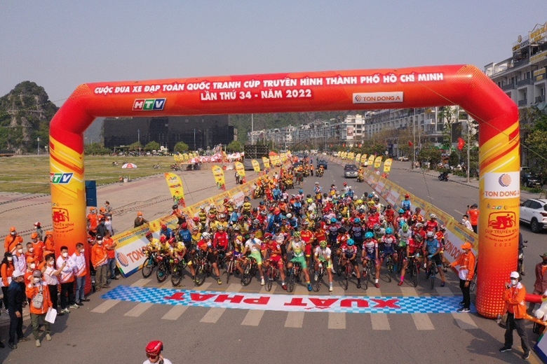 400 coureurs à la course cycliste «Coupe de la Télévision de Hô Chi Minh-Ville» 2022