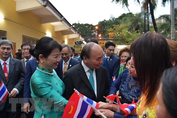 Le président Nguyen Xuan Phuc rencontre des Vietnamiens en Thaïlande