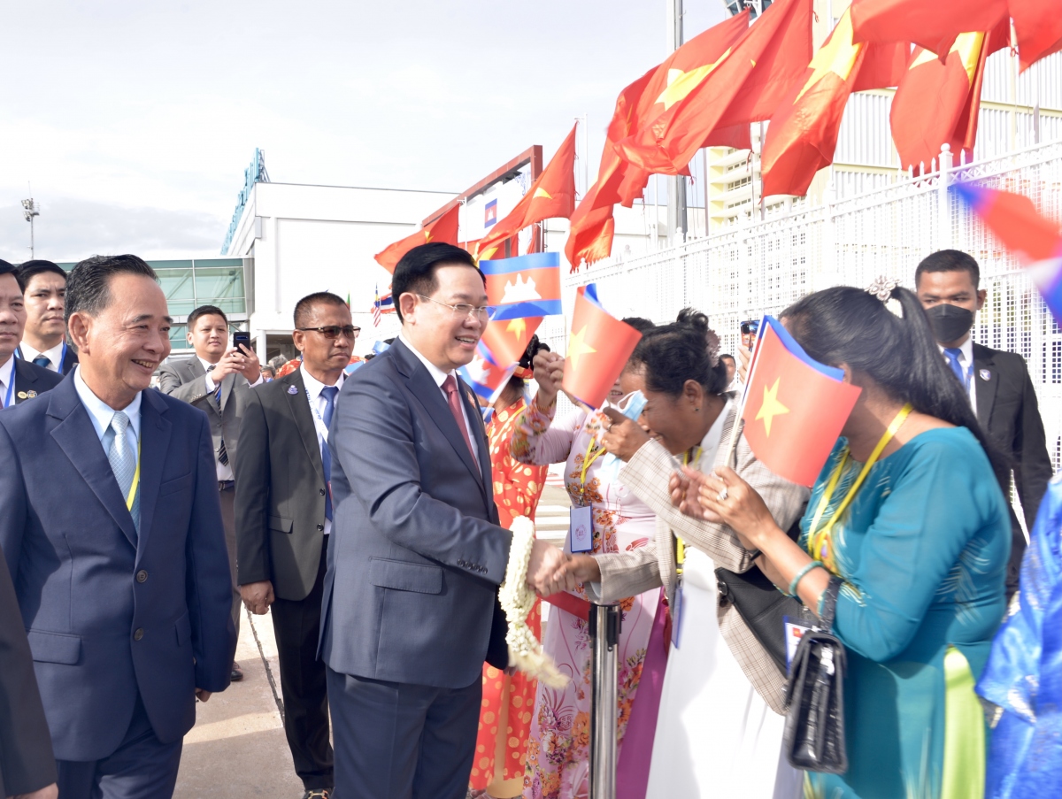 Le président de l’AN Vuong Dinh Hue entame une visite officielle au Cambodge et assiste à l AIPA-43