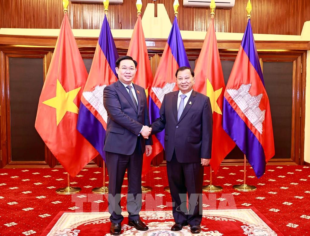 Entrevue Vuong Dinh Hue - Samdech Say Chhum