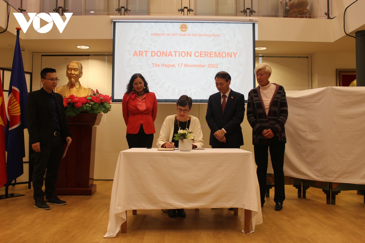 Une ancienne diplomate néerlandaise offre au Vietnam deux peintures précieuse