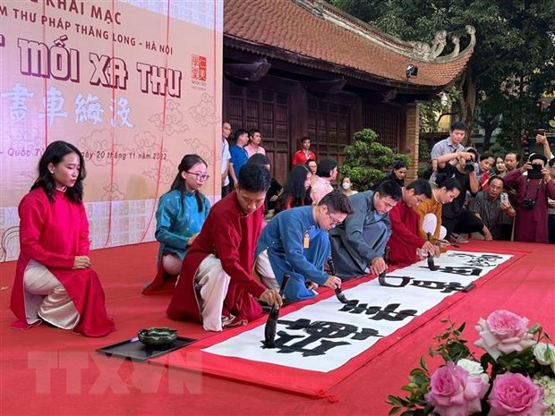 Exposition de calligraphies au Temple de la littérature à Hanoï
