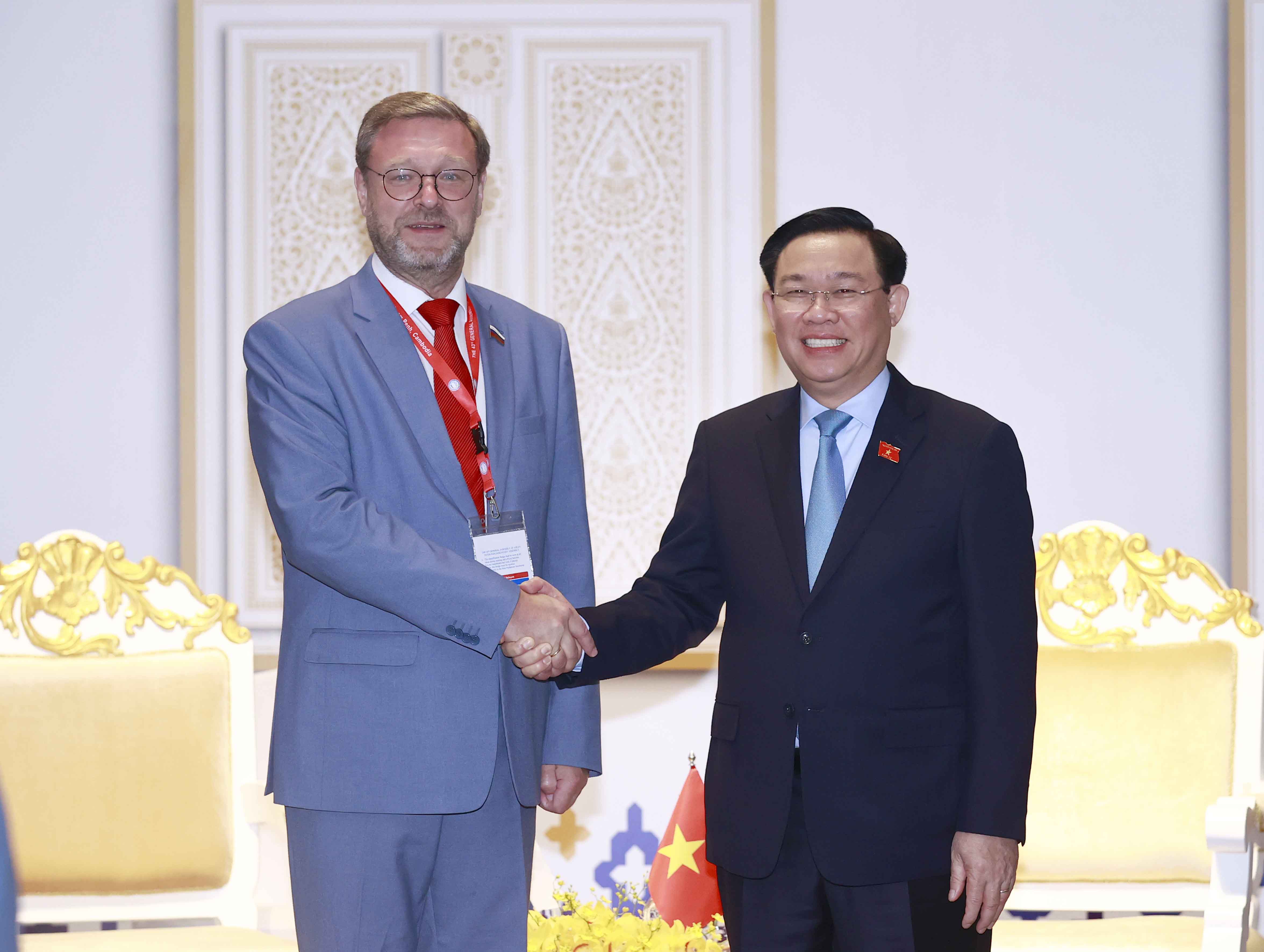 Le président de l’AN rencontre des dirigeants russe et népalais