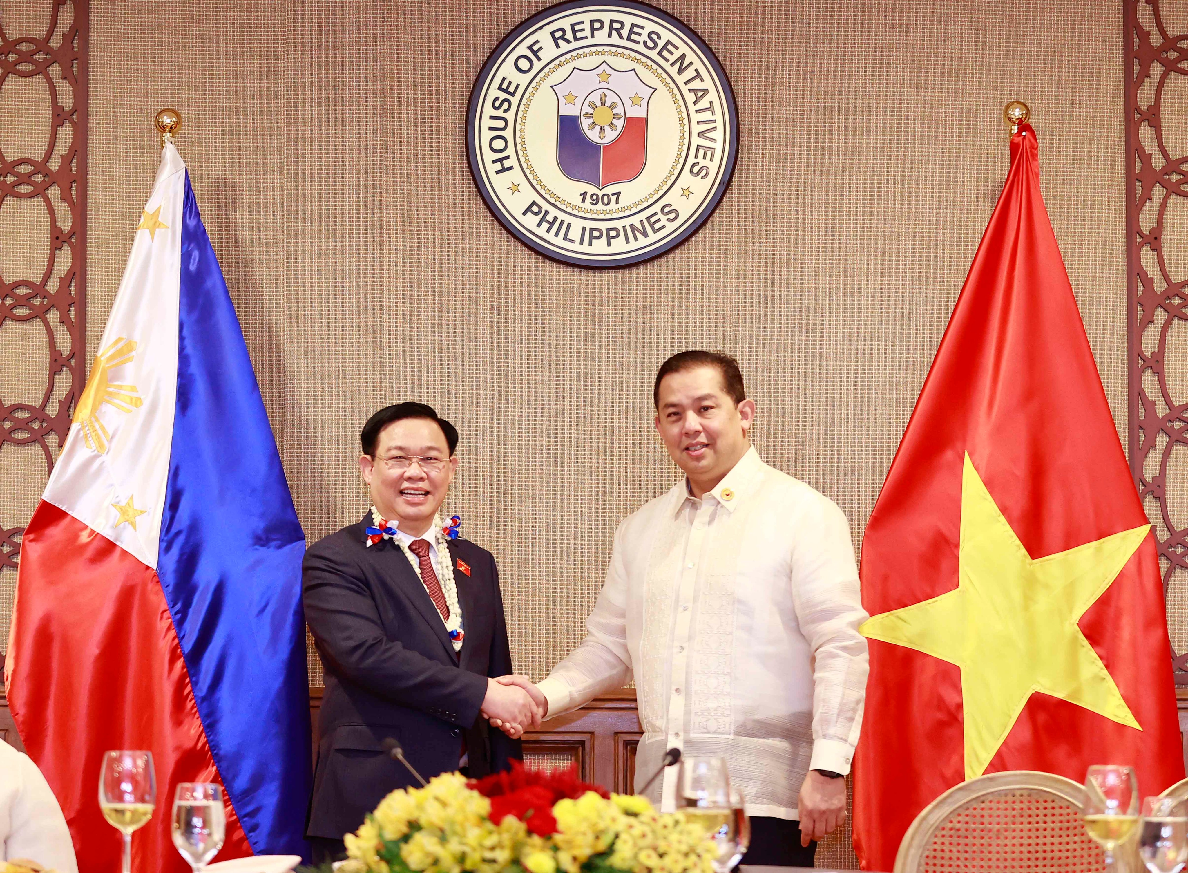Le président de l AN s entretient avec le chef de la Chambre des représentants des Philippines