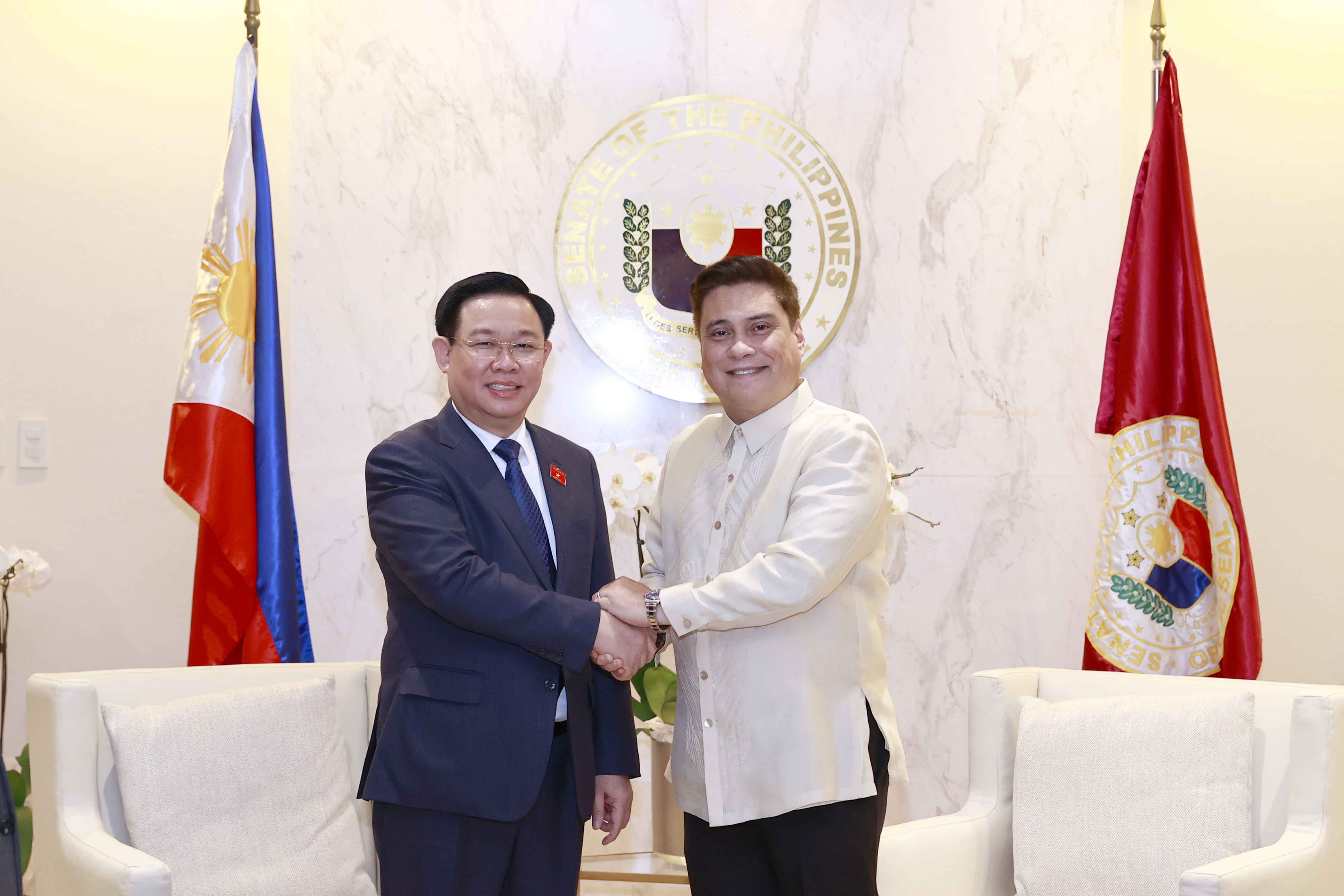 Le président de l AN s entretient avec le président du Sénat des Philippines