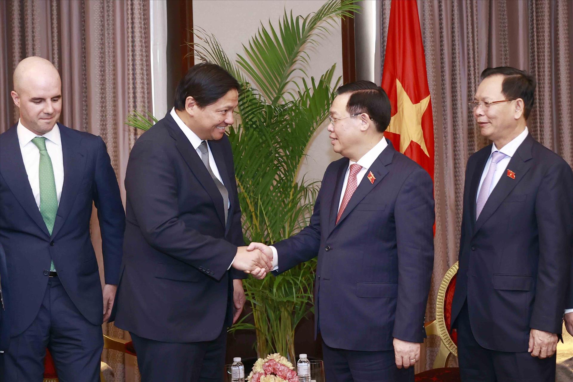 Le président de l’AN rencontre des dirigeants de grandes entreprises philippines