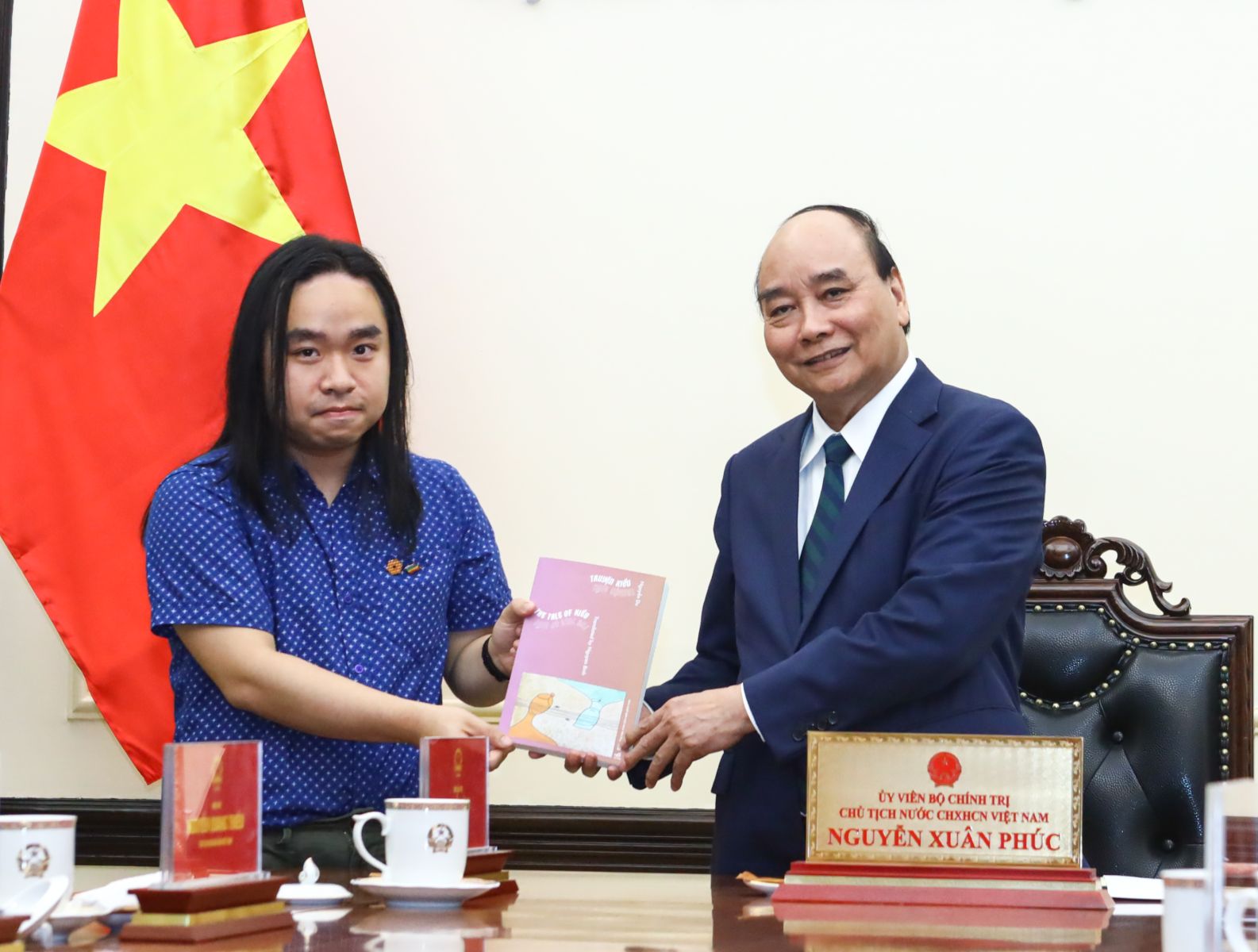 Le président Nguyen Xuan Phuc rencontre un jeune talent littéraire