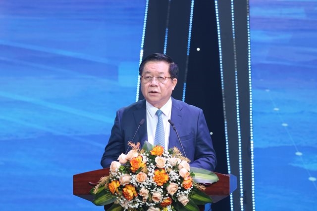 La Patrie au bord des vagues  répandre l amour pour la mer et les îles de la Patrie