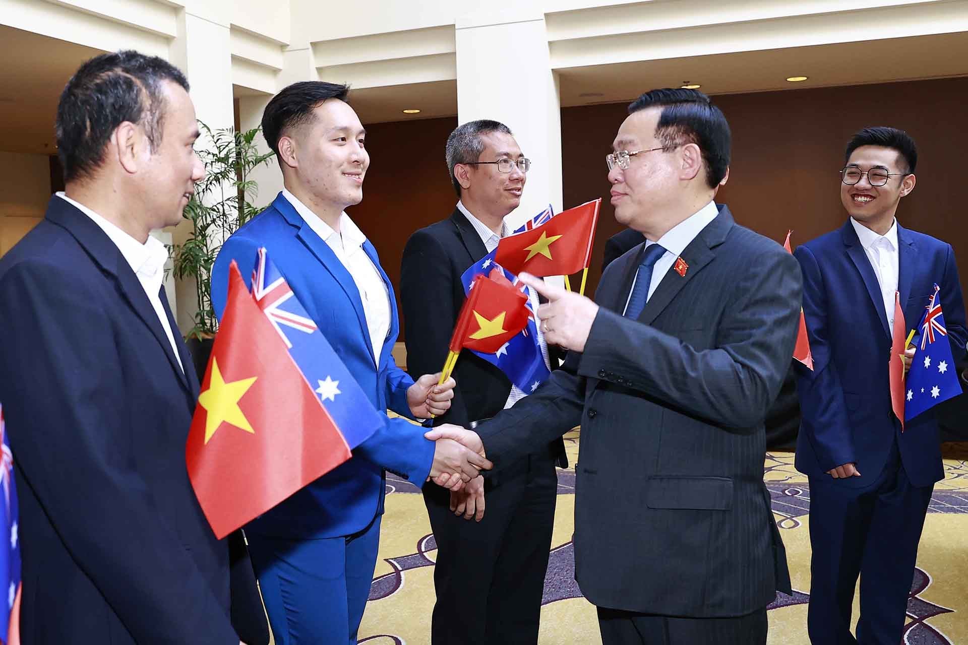 Le président de l AN Vuong Dinh Hue se rend à l’ambassade du Vietnam en Australie