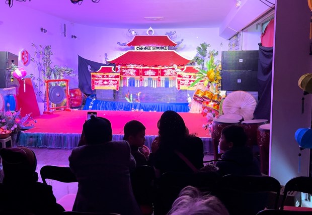 Faire découvrir les marionnettes sur l eau vietnamiennes au public français