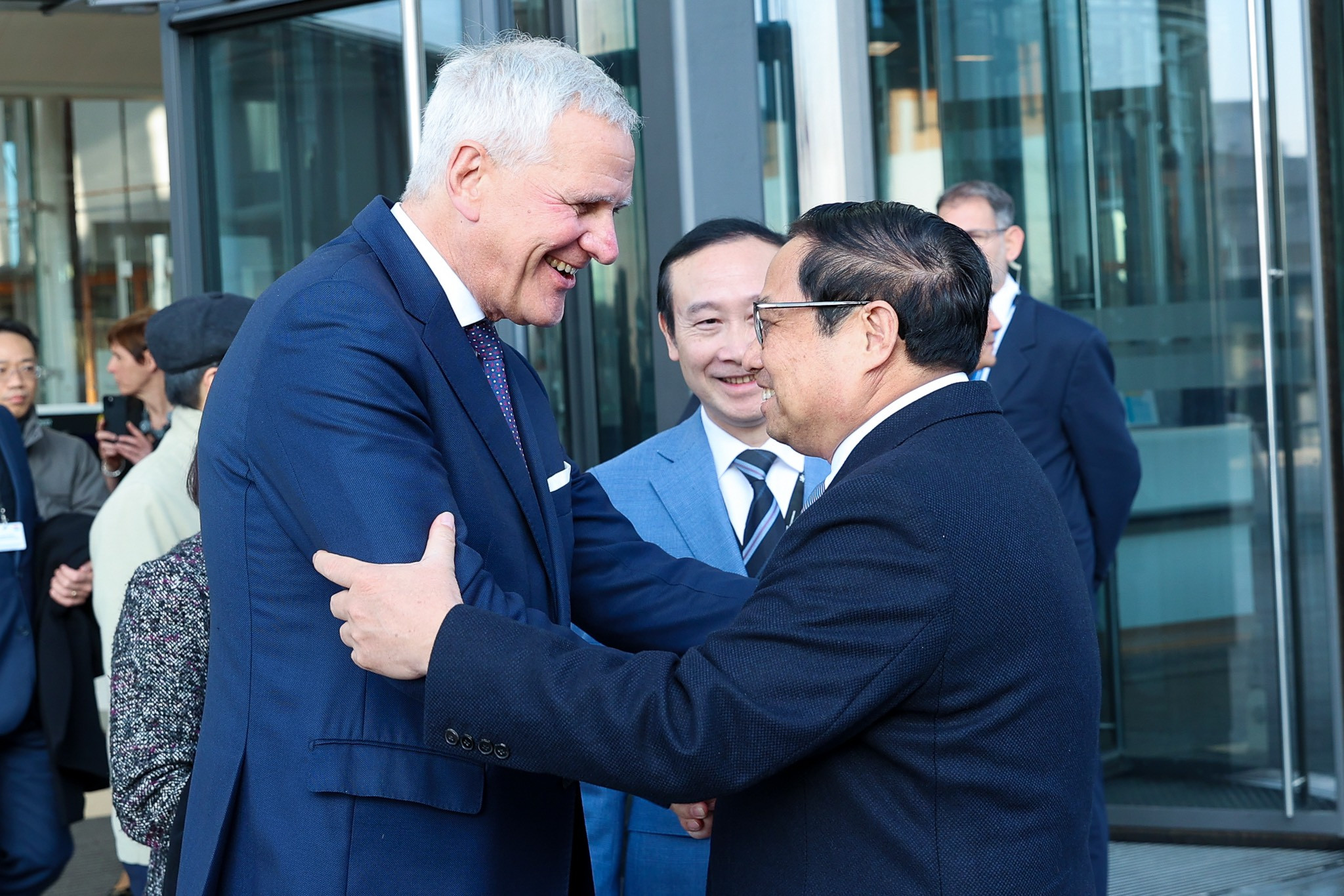 Le Premier ministre Pham Minh Chinh visite la Banque européenne d investissement