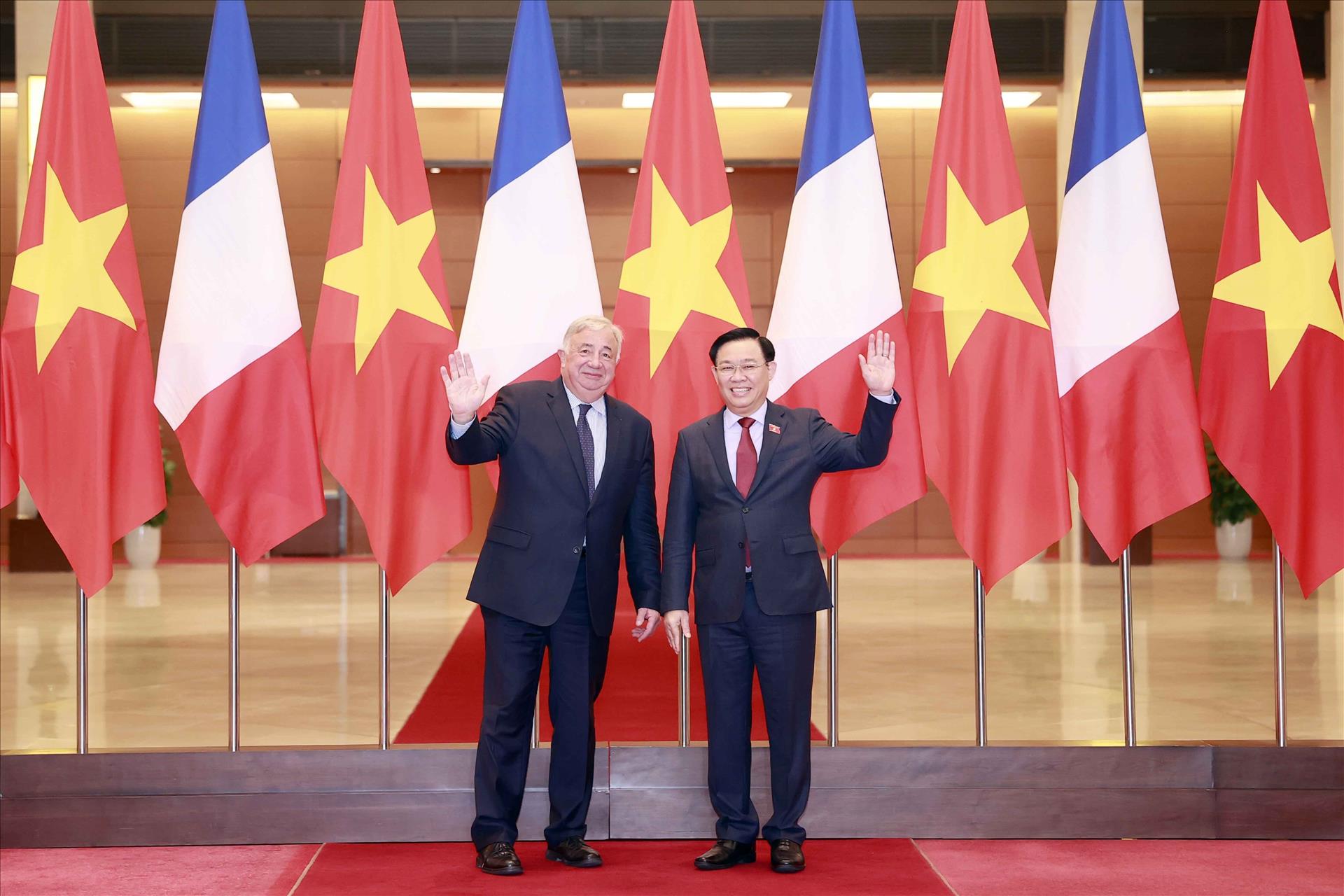 Le président du Sénat français termine sa visite au Vietnam