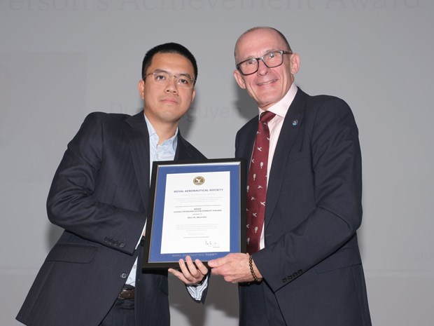 Premier jeune scientifique vietnamien honoré par la Royal Aeronautical Society Royaume-Uni