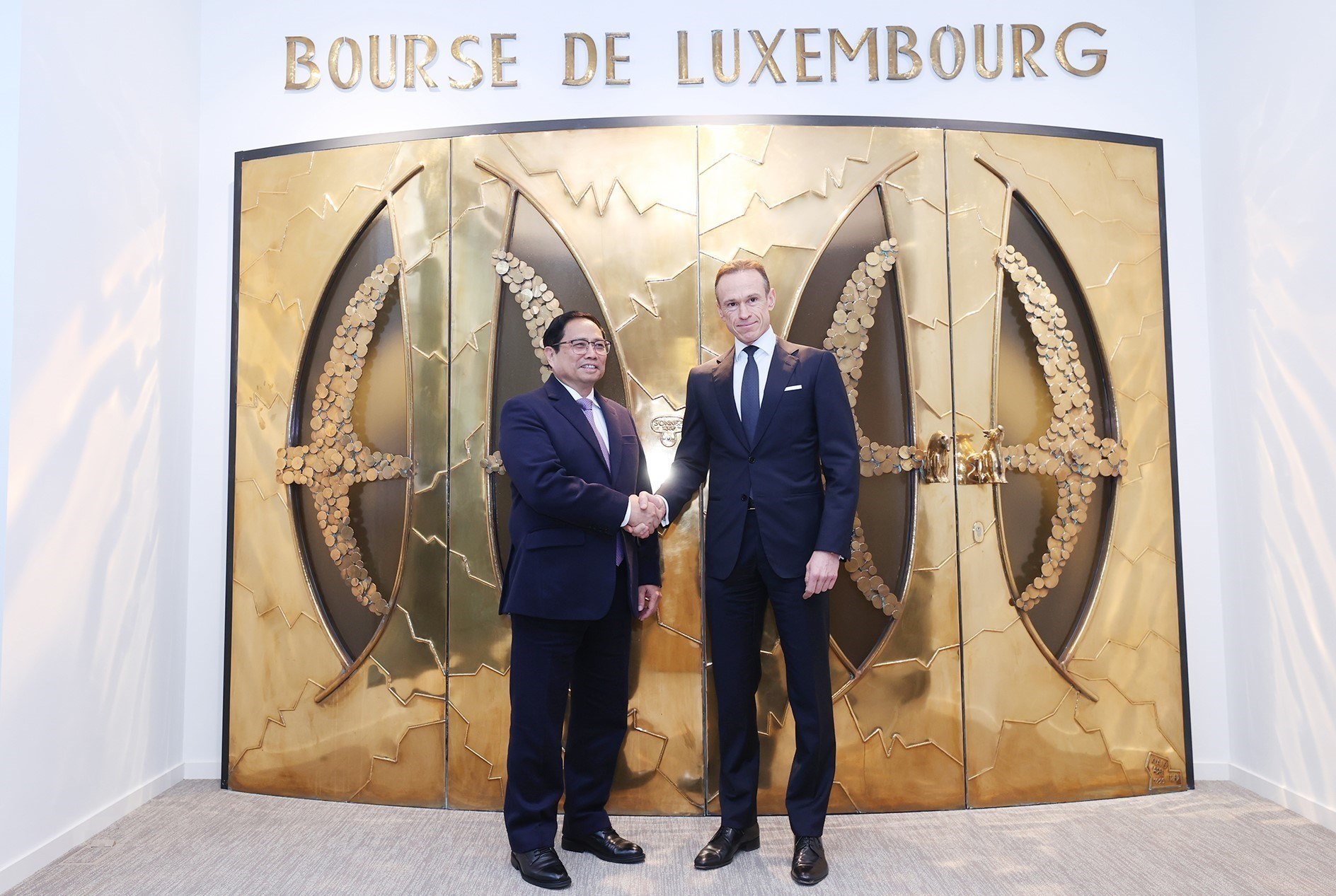 Le Premier ministre Pham Minh Chinh visite la Bourse de Luxembourg