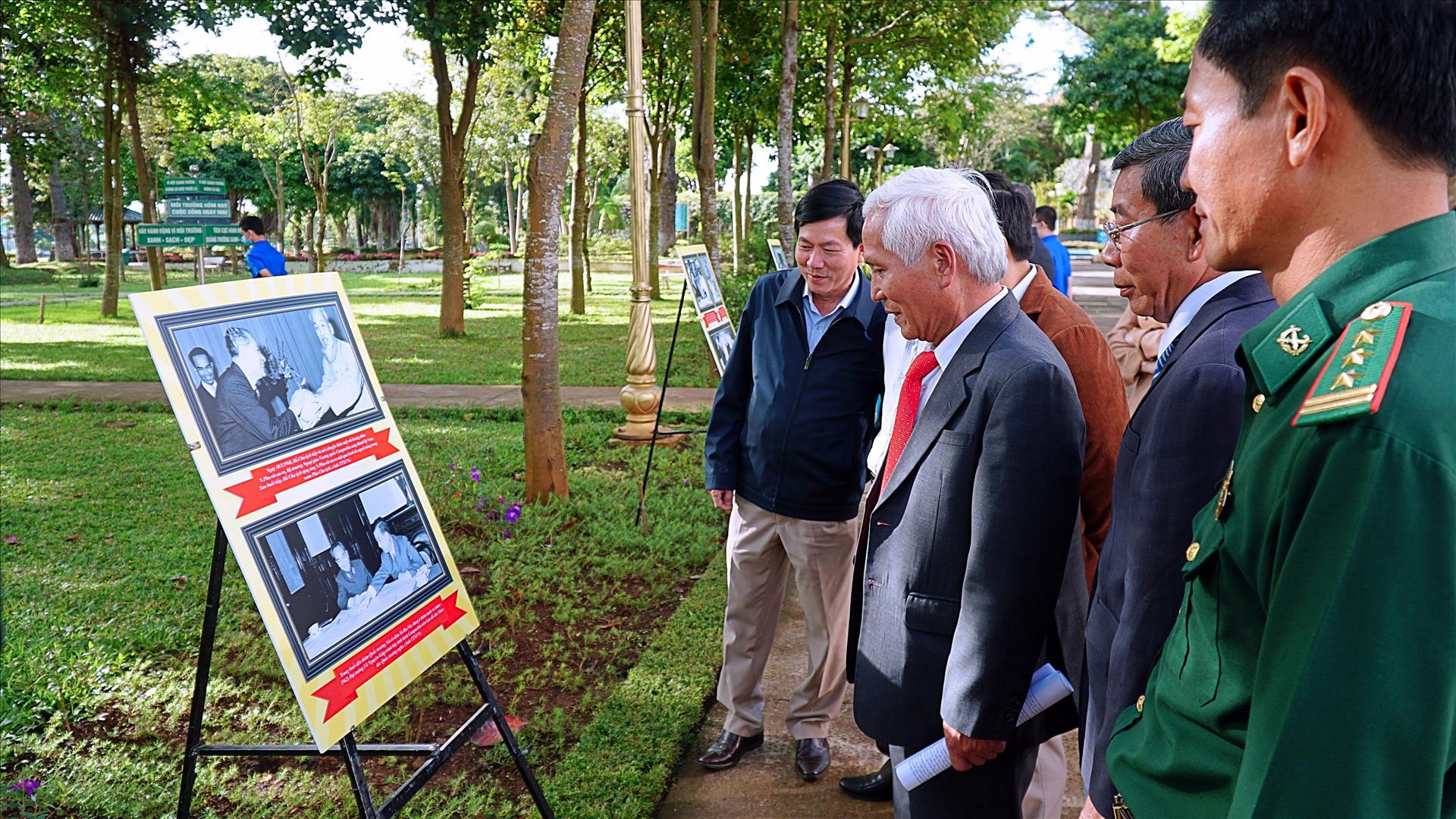 Une exposition sur les 55 ans des relations diplomatiques Vietnam - Cambodge à Gia Lai