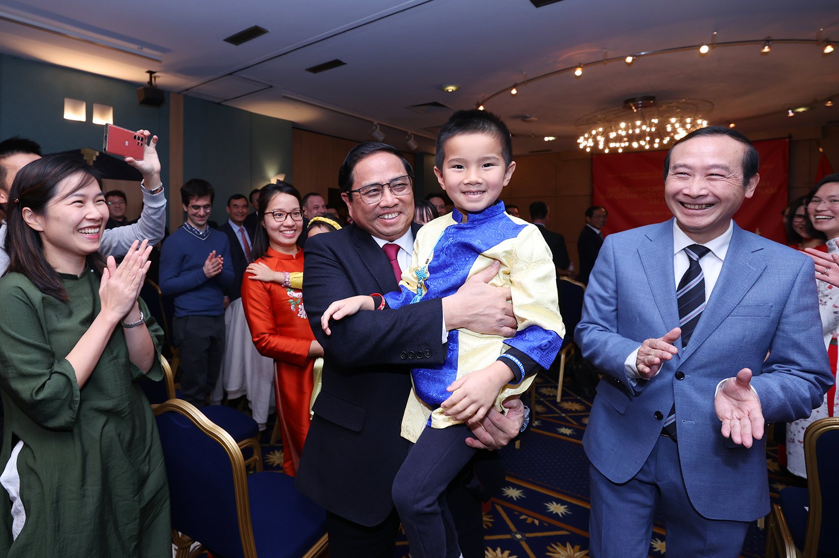 Le Premier ministre Pham Minh Chinh rencontre des Vietnamiens d outre-mer au Luxembourg