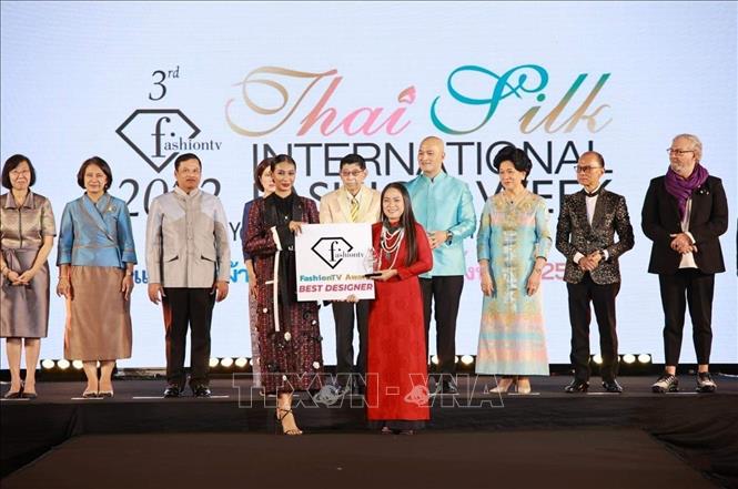 L ao dai vietnamien honoré lors de la Semaine internationale de la mode de la soie thaïlandaise