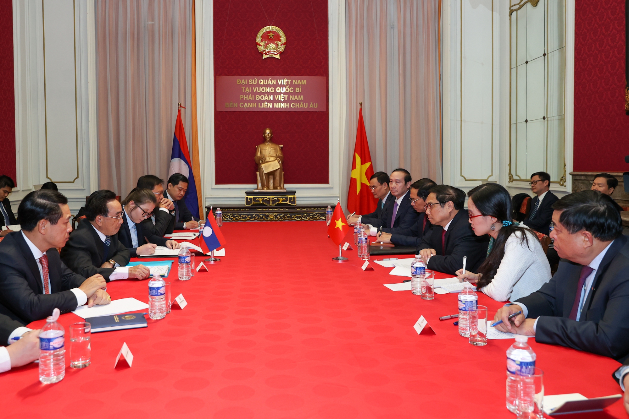 Le Premier ministre Pham Minh Chinh rencontre son homologue laotien Phankham Viphavanh
