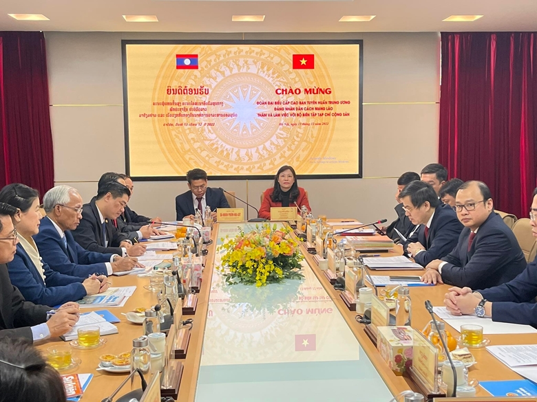 Renforcement de la coopération entre la Revue Communiste Vietnam et le Magazine Alun May Laos