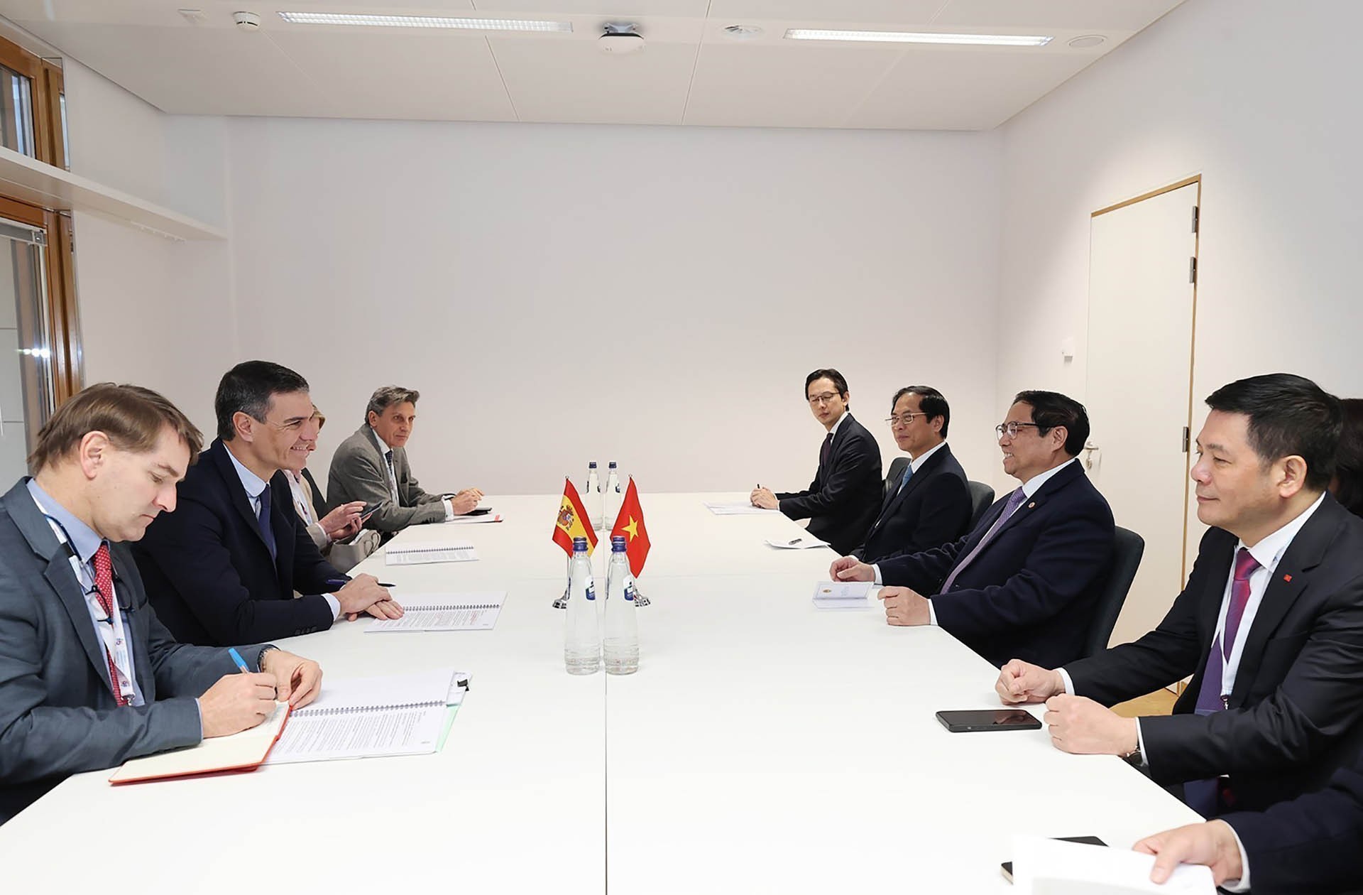 Le Premier ministre vietnamien rencontre son homologue espagnol à Bruxelles