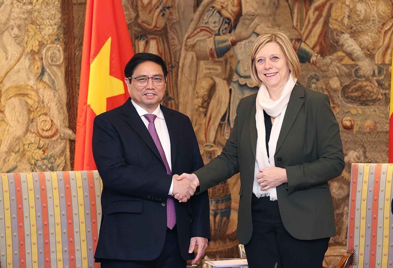 Le PM Pham Minh Chinh rencontre la présidente de la Chambre des représentants de Belgique
