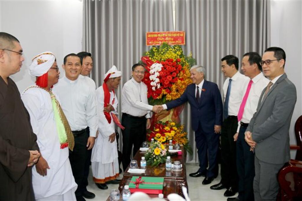 Noël  le président du FPV rend visite à des dignitaires religieux de Phan Thiêt