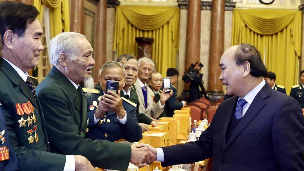 Hanoi - Dien Bien Phu aérien  le chef de l Etat rencontre d’anciens combattants