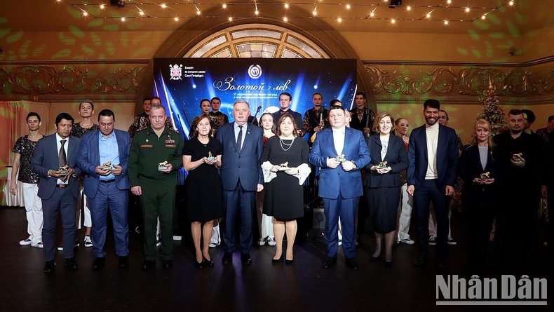 Remise du prestigieux prix de Saint-Pétersbourg à un citoyen vietnamien