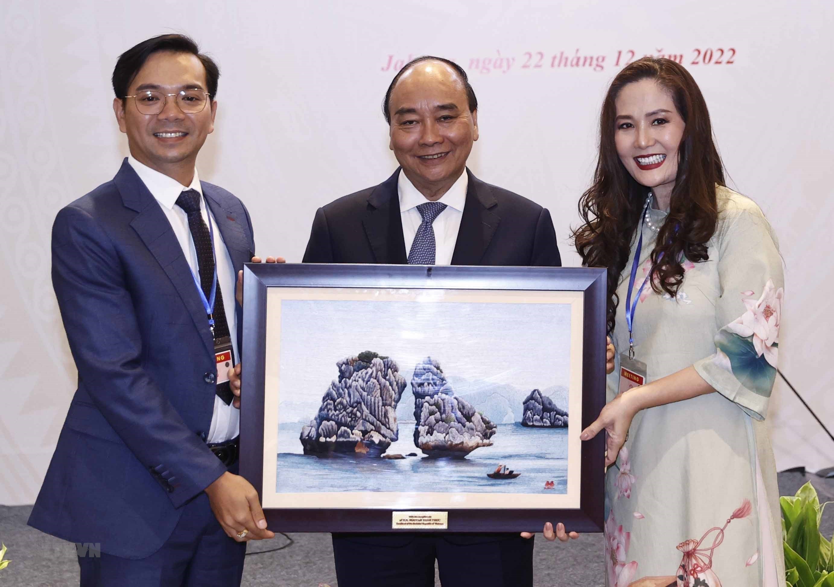Le président Nguyên Xuân Phuc rencontre la diaspora vietnamienne en Indonésie