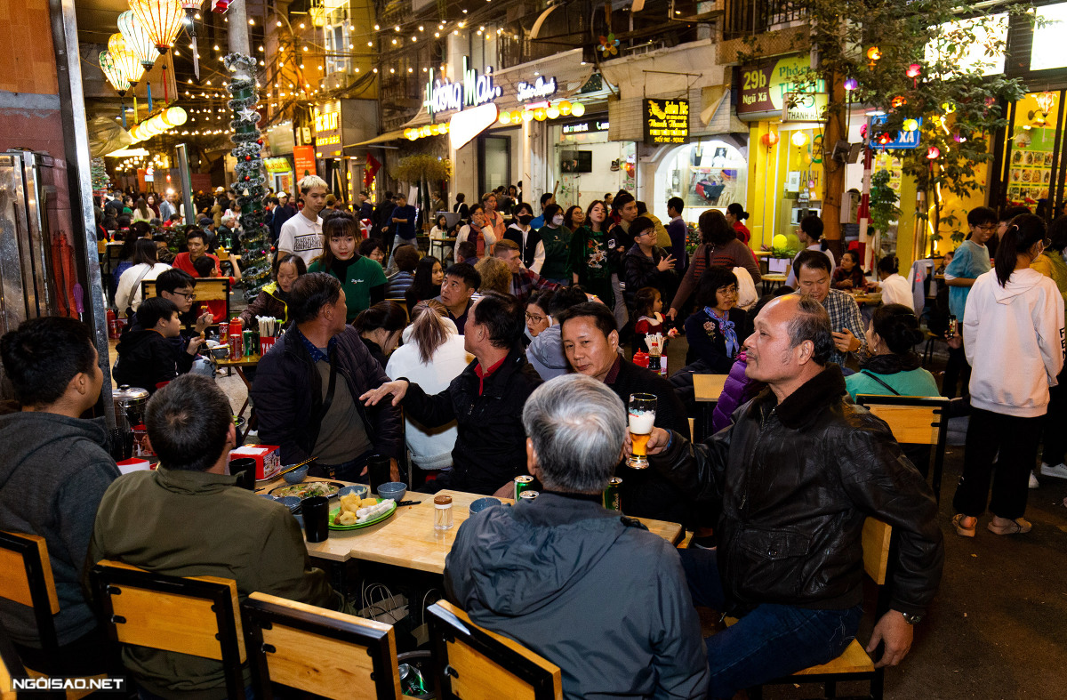 Hanoi a une nouvelle rue pour le marché nocturne gastronomique