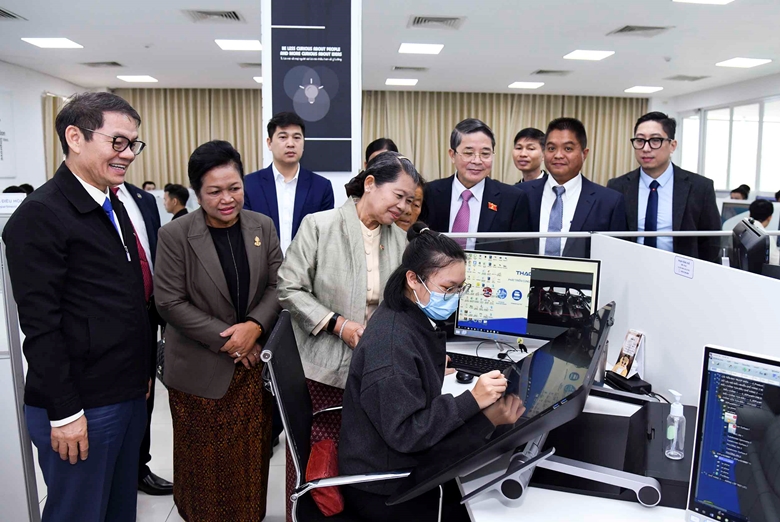 Des députés vietnamiens et cambodgiens se rendent au groupe THACO à Quang Nam
