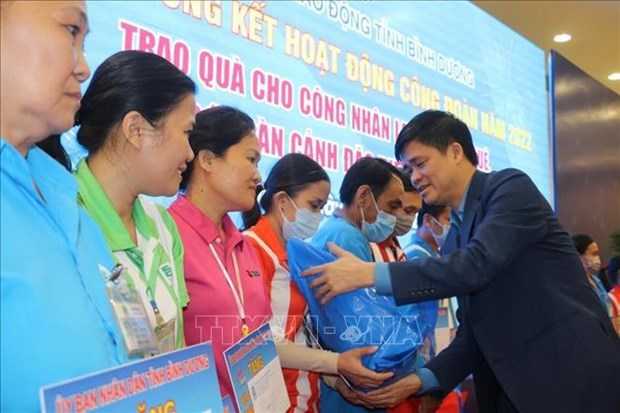 Têt des billets de bus et de train offerts à des milliers de travailleurs de Binh Duong