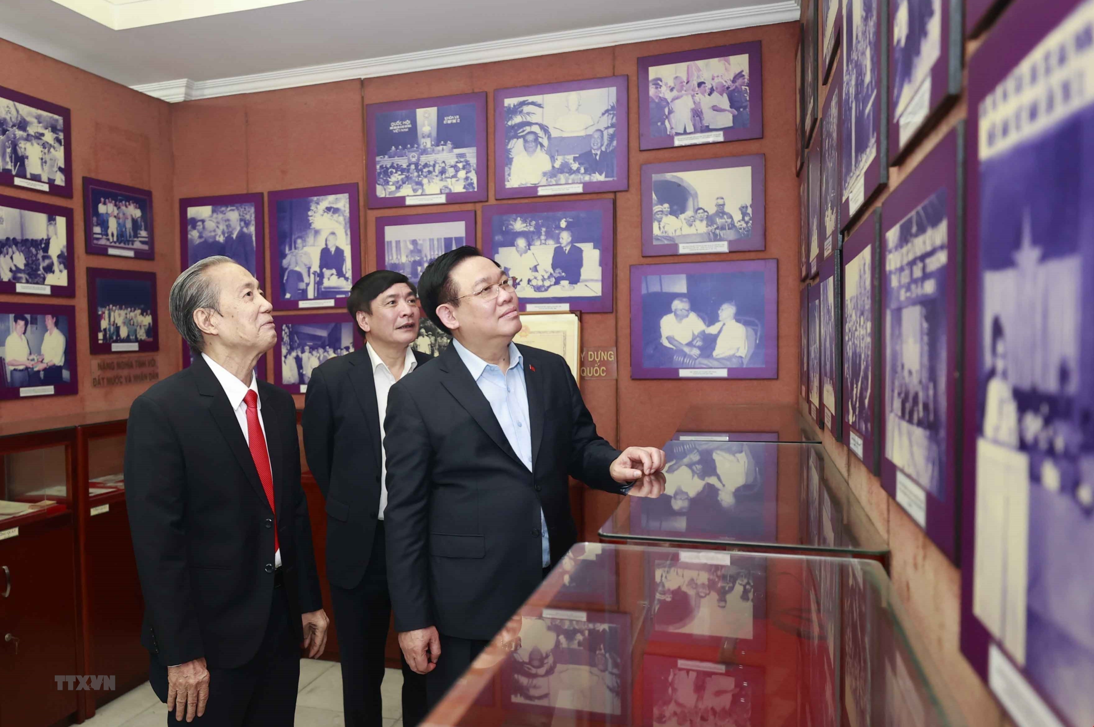 Le président de l’Assemblée nationale rend hommage à M Nguyên Huu Tho