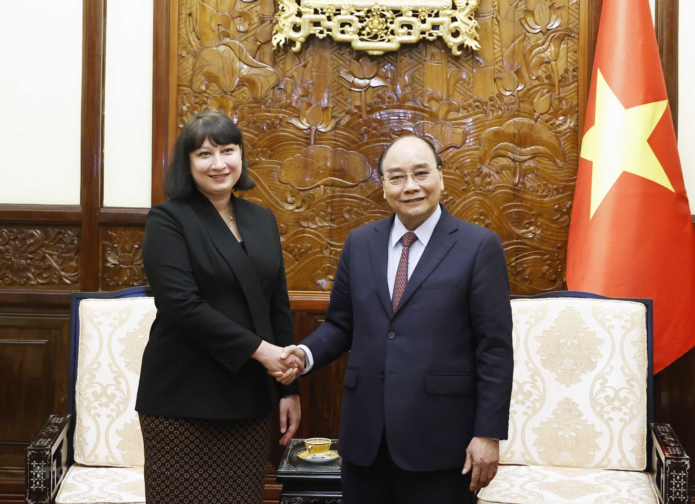 Le président Nguyên Xuân Phuc reçoit l’ambassadrice de Roumanie