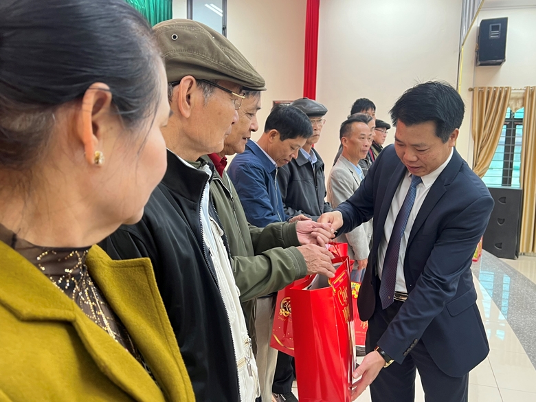 Hanoï Têt 2023 remise de cadeaux à des membres de minorités ethniques de bonne réputation