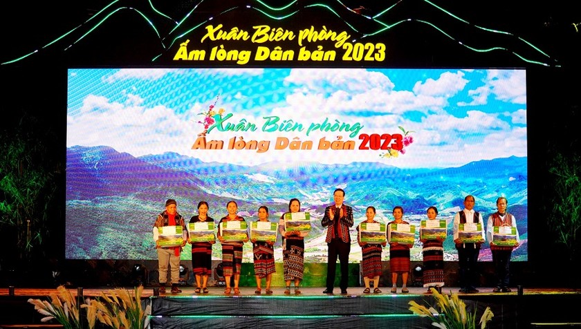 Têt 2023 Vo Van Thuong remet des cadeaux aux habitants du district d’A Luoi