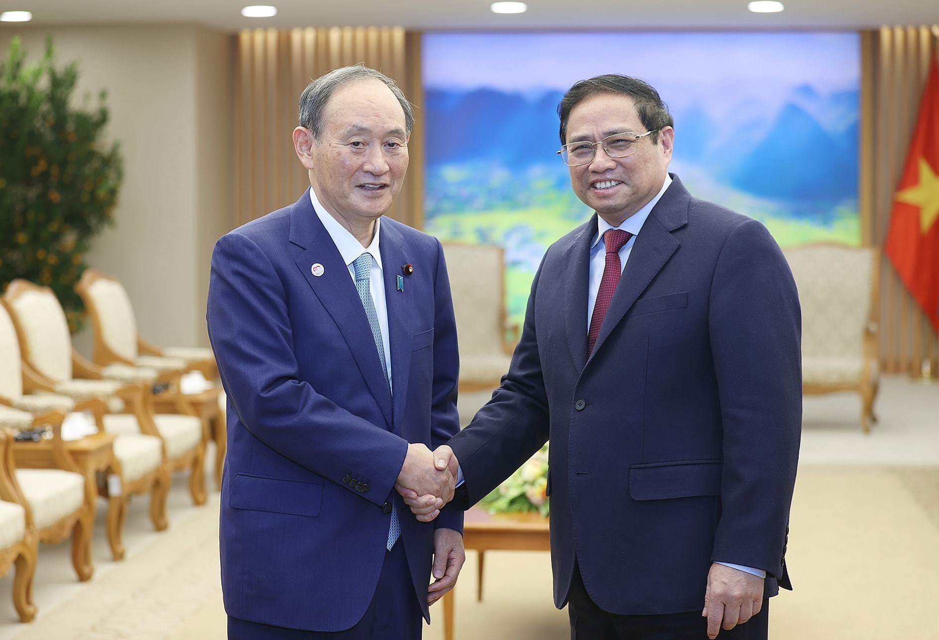 Le Premier ministre Pham Minh Chinh reçoit l ancien Premier ministre japonais Suga Yoshihide