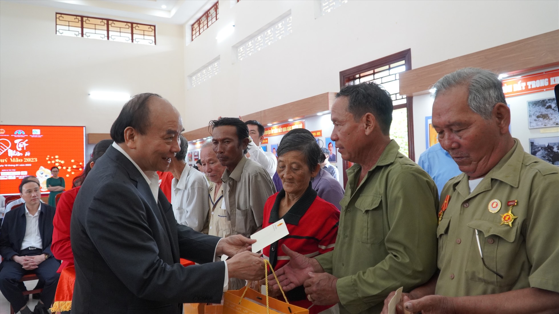 Le président Nguyen Xuan Phuc remet des cadeaux du Têt aux pauvres de Kien Giang