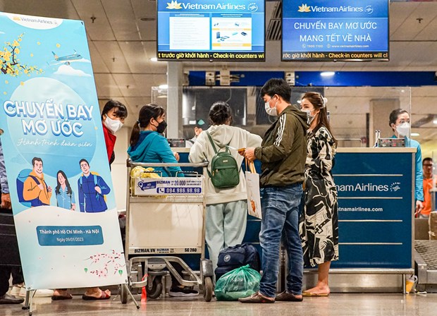 Têt  Plus de 100 travailleurs défavorisés rentrent chez eux grâce au vol gratuit de Vietnam Airlines