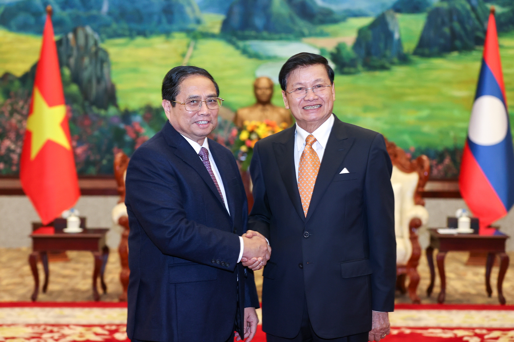 Le PM Pham Minh Chinh rencontre le secrétaire général du Parti et président du Laos