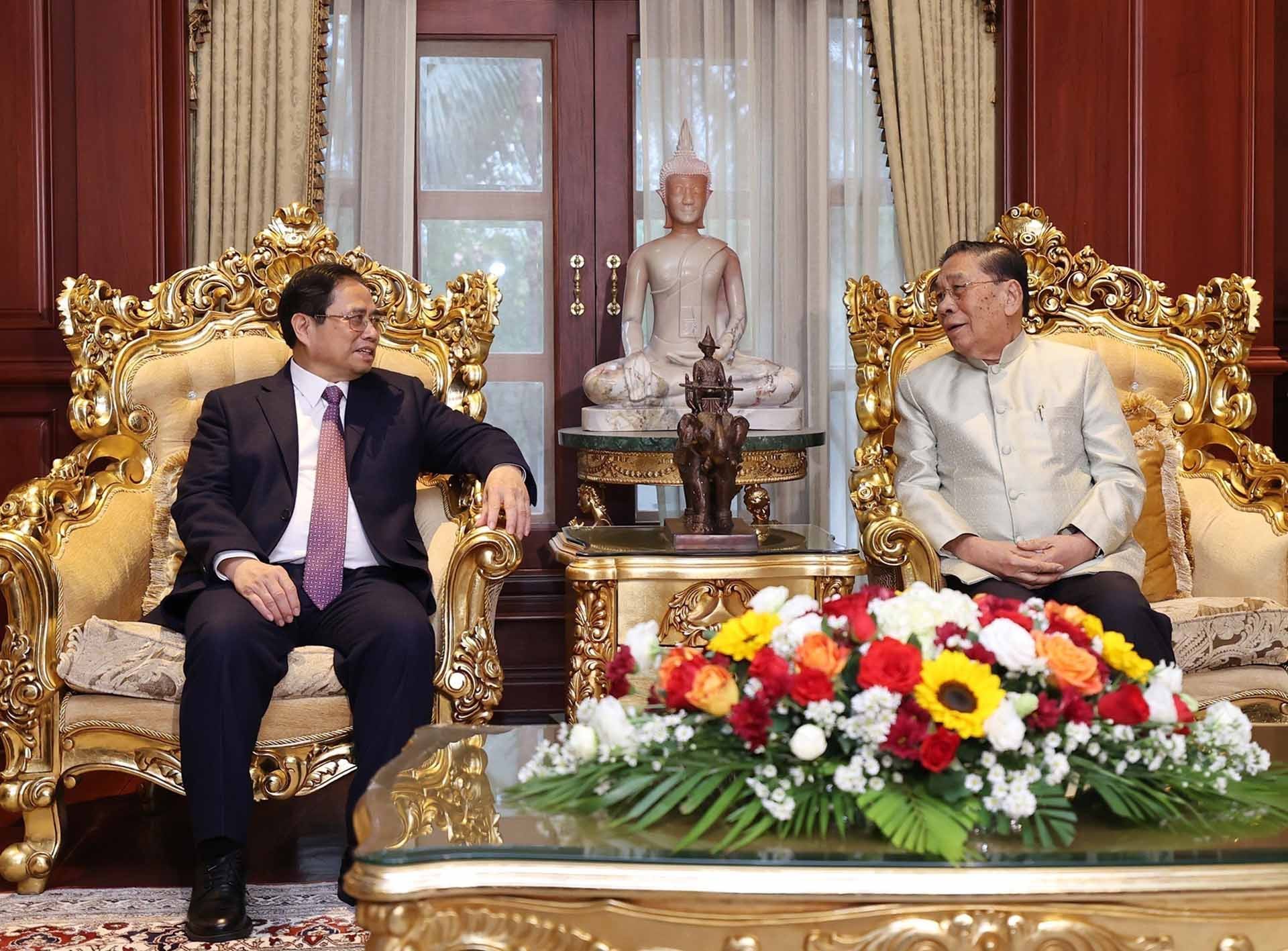 Le Premier ministre Pham Minh Chinh rend visite aux anciens dirigeants du Laos